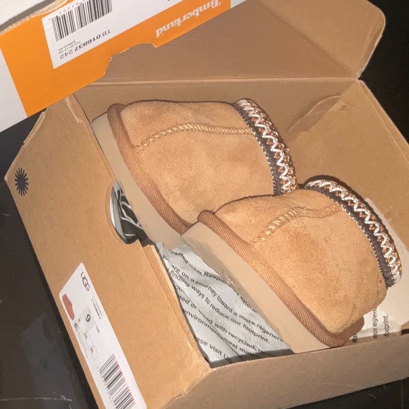 Toddler boots $50 for each! A bonus pair of sneakers for every purchase - Picture 5 of 5